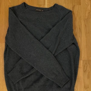 Oscar Jacobson Gustaf Roundneck - Storlek M sitter som en avslappnad storlek S. 10/10 skick, Nypris 1300kr använd under 10 gånger. Skön nu inför vintern. Den är köpt på plick tidigare och faller mig inte i smak längre. Pris kan diskuteras. Materialet är ullblandning och den sticks inte. Vid funderingar tveka inte på att skriva!
