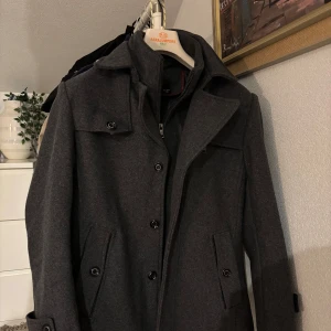 Kappa - Snygg grå kappa, Toppskick, aldrig använt.. Passar S-M. Perfekt nu till jul och nyår osv. Hör av dig om det är något du funderar över! //Leon