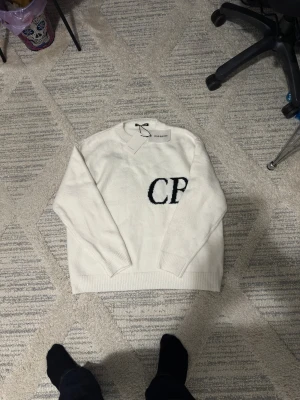 cole buxton - Helt ny cole buxton som är väldigt unik och de är få som har en likadan tröja så passa på att köpa denna för vara unik 