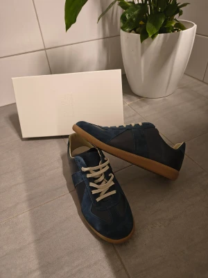 Masion margela gats - Ett par blåa masion margielas i nästintill nyskick då den bara testas en gång. Kartong och dustbag följer med. Priset är såklart diskuterbart. Tveka ej på att höra av er🤗