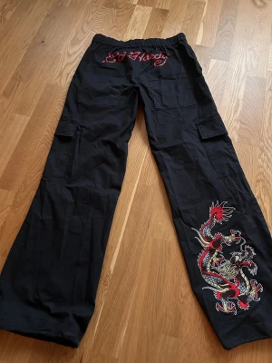 Ed Hardy byxor  - Knappt använda cargos från Ed Hardy! Storlek XS, stretchig midja, är ca 170 och är perfekt längd på mig 