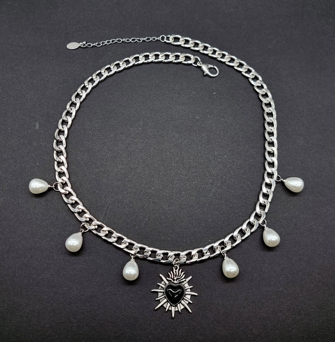 Handgjort halsband med hjärta