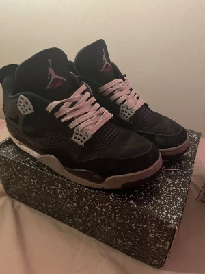 Jordan 4 Svarta (pris kan diskuteras!) - Ett par as feta jordan 4 i black canvas modellen. Pris kan diskuteras! Dm om det är något.