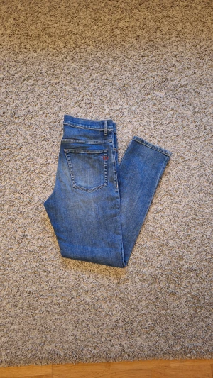 Diesel 2005 D-Fining jeans - Blåa washed Diesel jeans. Modell: 2005 D-Fining. Passform: Slim fit. Storlek: W29. Använd fåtal gånger och skicket är i princip som ny, inga slitningar eller defekter finns. Dessa jeans är sjukt snygga och passar jättebra för att olika sorters klädstil. Skick: 9/10