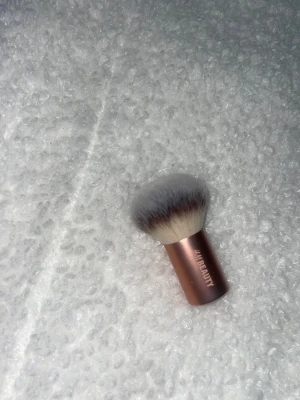 Kabukiborste från #H&Mbeauty - Helt nytt och oanvänd, supermjuk kabukiborste med täta syntetiska strån i grått och vitt. Handtaget är i roséguld och har en rundad form som ligger skönt i handen. Perfekt för att applicera puder, bronzer eller foundation med ett jämnt resultat.