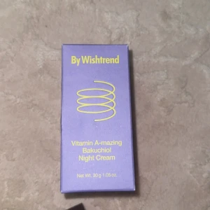 By Wishtrend Vitamin A-mazing Night Cream - Säljer en By Wishtrend Vitamin A-mazing Bakuchiol Night Cream i en snygg lila förpackning med gul text. Krämen innehåller 30 g och är perfekt för dig som vill boosta huden med vitamin A och bakuchiol under natten. Modern design och smidig storlek.