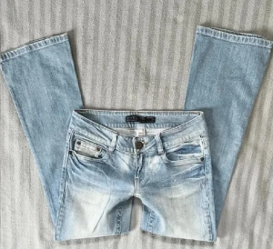 Lowwaist bootcut jeans - ‼️NÄSTAN LIKADANA JEANS SOM PÅ DE FÖRSTA 3 BILDERNA‼️säljer ett par ljusblå jeans ifrån only de finns ingen lapp på men skulle säga att de är i st S/M💞två små håll i skrevet men enkelt att sy ihop! Lite små fläckar som går bort i tvätten