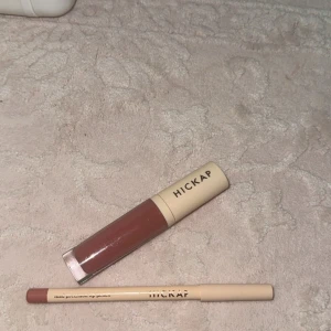 Hickap läppglans & läppenna Toasted Apricot - Säljer ett set med läppglans och läppenna från Hickap i färgen 03 Toasted Apricot. Båda har en snygg aprikos-nude ton som passar perfekt för en naturlig look. Pennan är krämig och lätt att applicera, och glanset har en stilren beige förpackning.