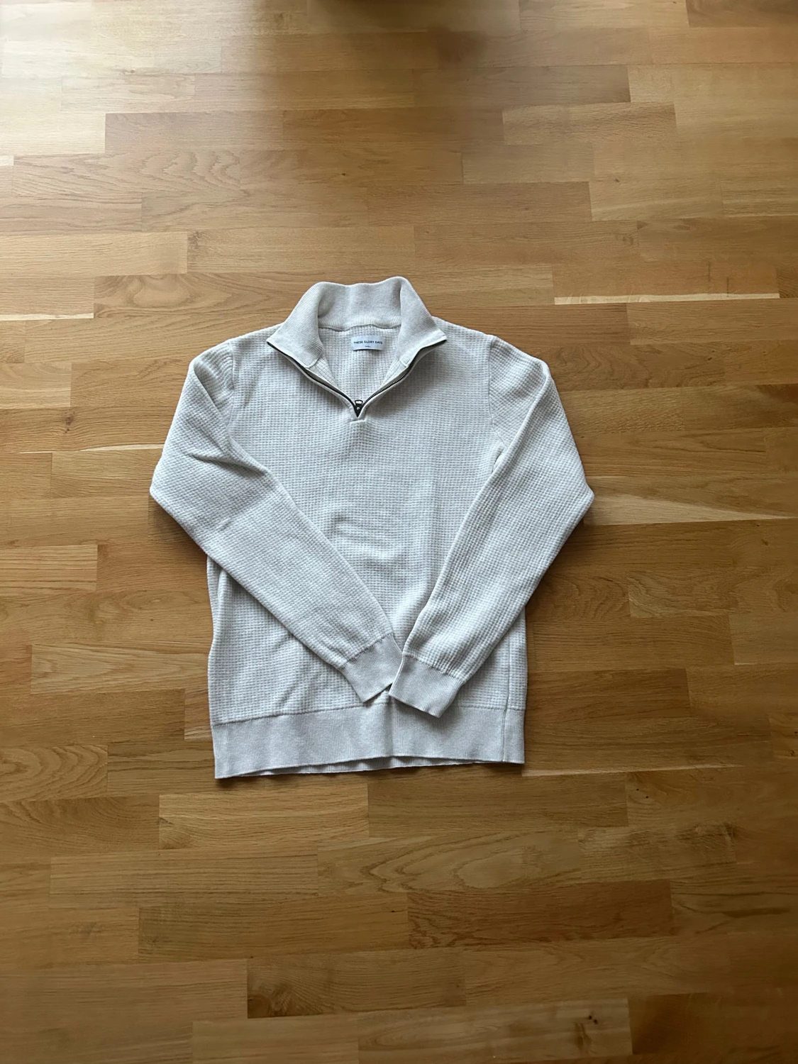 Beige quarter zip från THESE GLORY DAYS