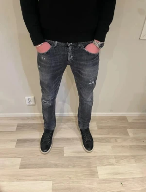 Dondup Jeans - Säljer dessa svarta HELT NYA Dondup jeans med slitningar i nyskick (10/10)! Aldrig använda, endast testade! W31! Nypris 4000, mitt pris 1799! Hör av dig vid eventuella funderingar!
