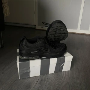 Nike air Max  - Snygga svarta Nike Air Max VG-R med luftdämpning. Riktig skön och stabil sko. Funkar perfekt som tränings sko eller en skön sko att ha till vardags. Köpta för ungefär 1år sedan för 1600kr. Väldigt snålt använda. Blev punka i luftdämpningen på vänster skon, men det är återgärdat! Storlek 41 men passar även bra till folk med storlek 42. Bara att höra av sig om man har några frågar eller funderingar;)
