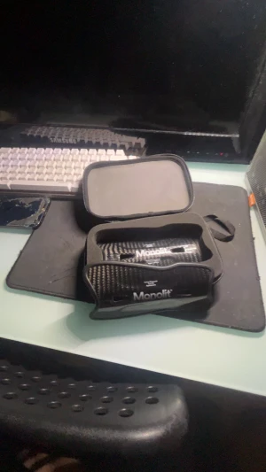 Monolits benskydd  - Helt nya monolits benskydd väger hette lite och är designade med carbon fiber där inne och gjord för att du it ska ha tyng i benen