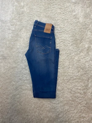 Blåa Replay Anbass jeans  - Skick 9/10, Inga defekter. |Storlek W29 L32| Modell Anbass vilket är slimfit| Gåva ingår vid köp!