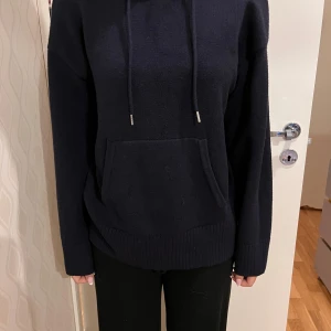 Stickad hoodie strl S  - Mörkblå stickad hoodie från Zara i strl S. Material, viskos, polyester. Mycket fint skick. 