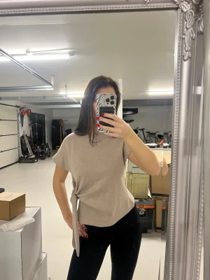 Zara topp - fin zara topp, bra skick och inte använd så mycket🥰