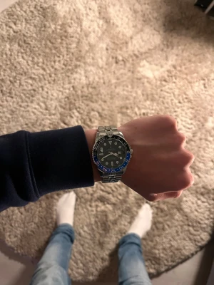 Säljer min blå/silvriga klocka med en sportig stil - Svin fet klocka till salu!!! Klockan är riktigt vacker sportig och stilren den är ej så justerbar det är bara några nivåer mindre eller större 