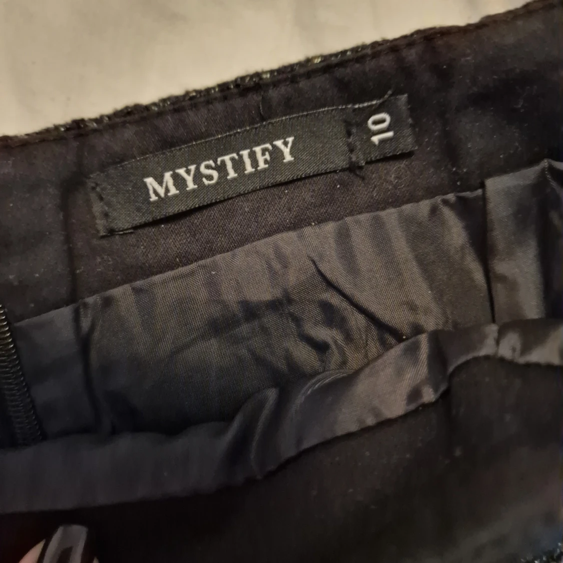 Glittrig svart kortkjol från Mystify - 3