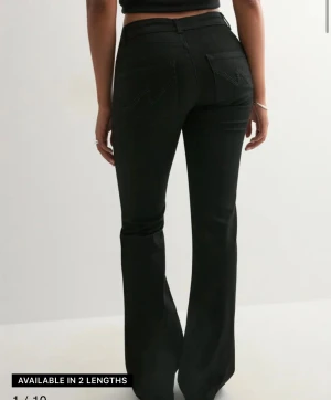 Nelly jeans - Storlek:38 (short). Svarta stitch jeans, använts 2 gånger. Slutades användas pga dom inte passade mig. Som nya 🩷