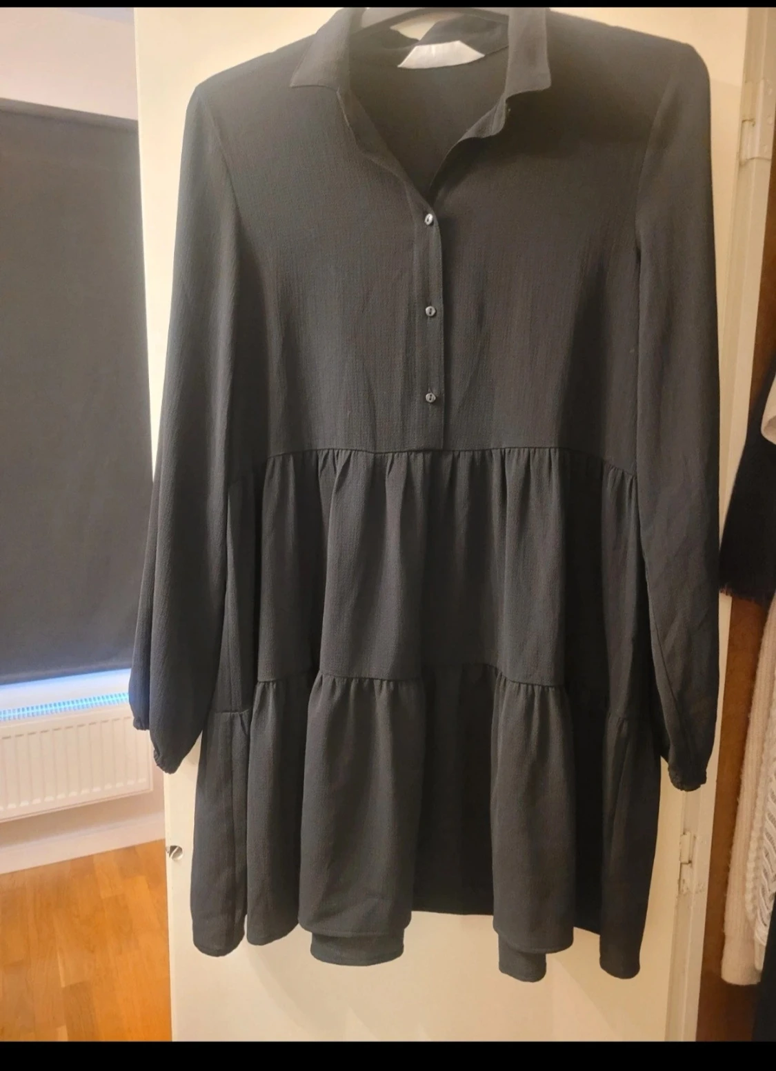 Svart volangklänning från H&M