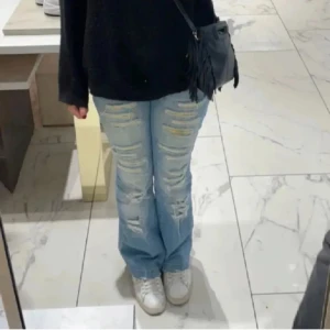 Ljusblå bootcut jeans med slitningar - AS snygga jeans!! Från diesel. Köpta för 1500💞