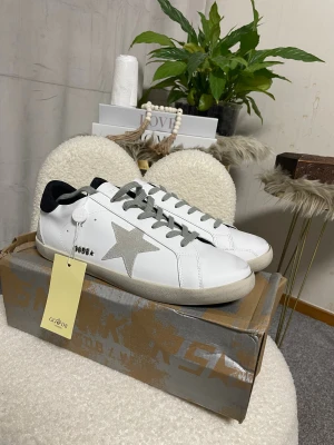 Golden goose  - Jag säljer minna nya och finna Golden goose skor dom är jättefina och nya så om du är intresserad så kan du kontakta mig 