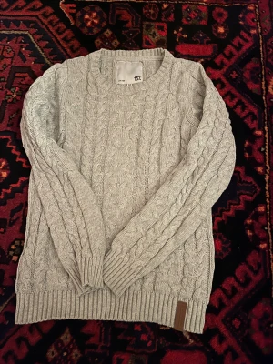 Grå stickad tröja - Stickad tröja från 157, bra skick och passar dig som är runt 150cm