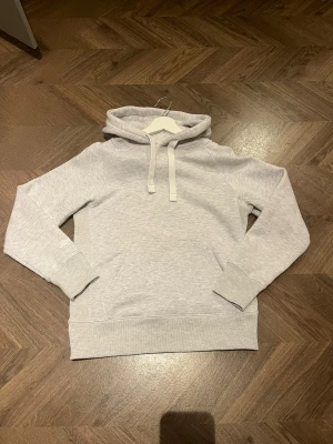 Russemerch hoodie  - Säljer en schysst hoodie från russemerch. Den är i mycket bra skick och i storleken S. Priset är inte hugget i sten och kan diskuteras vid intresse🤩🙌