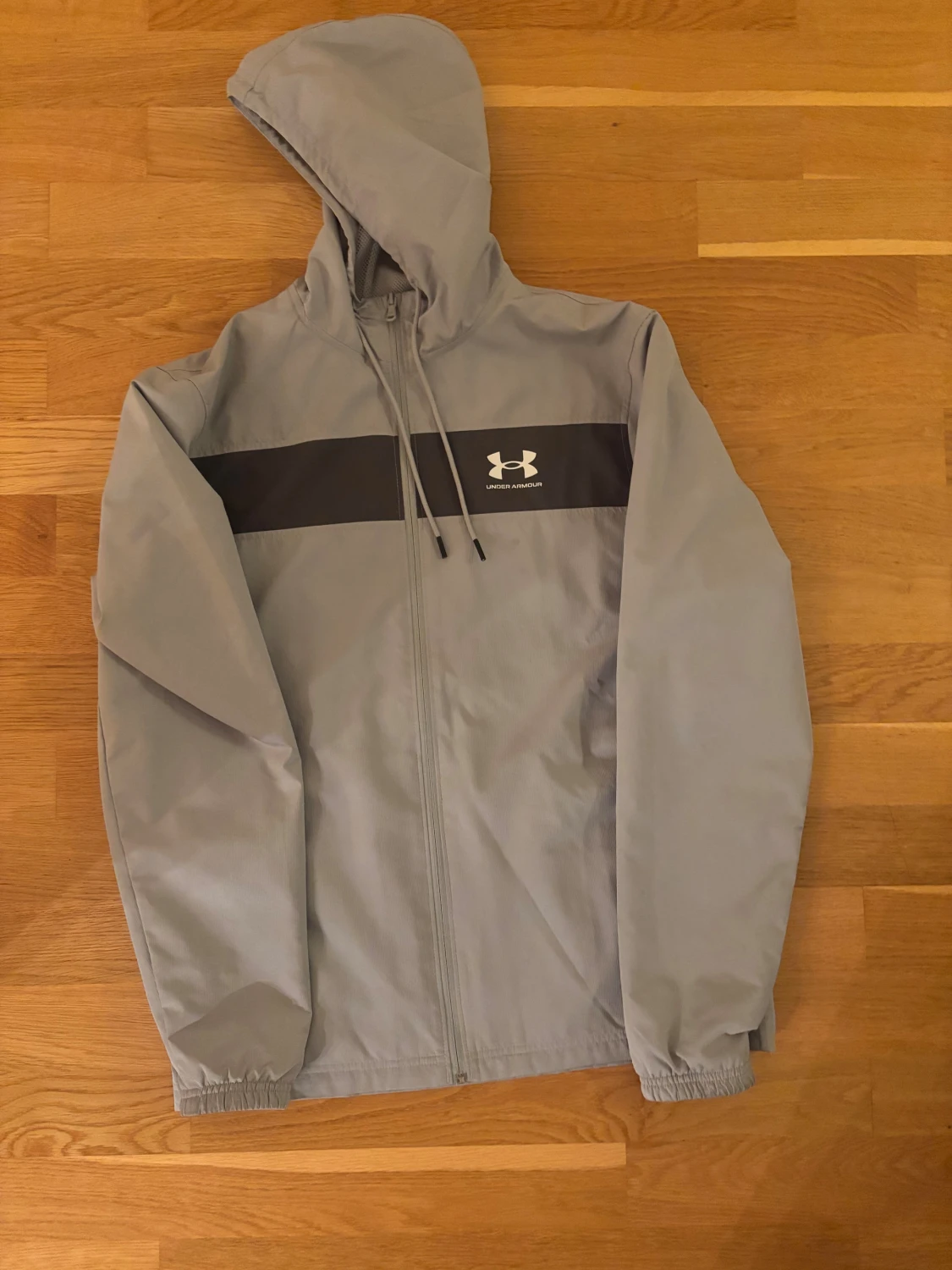Grå vindjacka Under Armour M