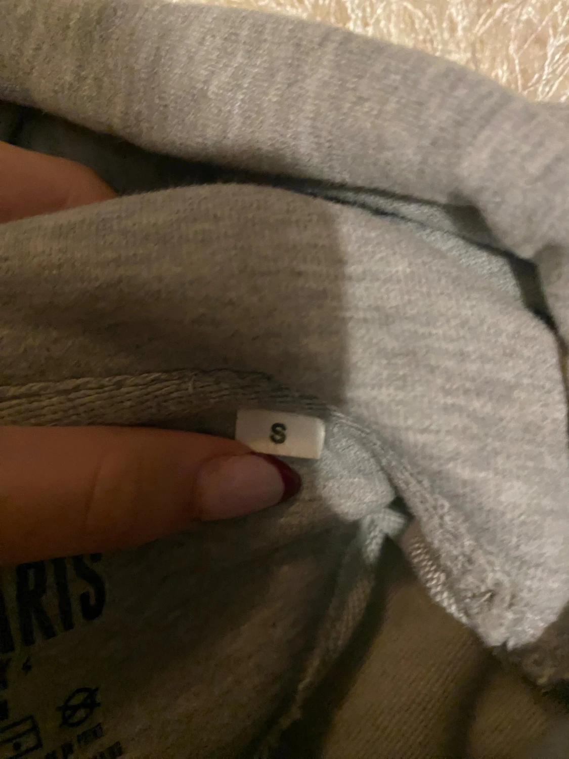 Grå hoodie med röd text från Mira Paris - 3