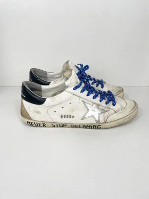 Golden Goose Super Star  - Golden Goose Super-Star skor i ett bra skick med. ”Defekterna” på skorna är designade så, inget fel alls förutom att dem är använda! Vid mer funderingar, hör av er! Mvh, William 