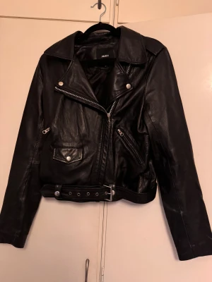 Skinnjacka från Only - Skinnjacka i strl 36 från Only i använt skick