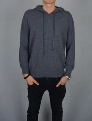 Cashmere hoodie - Snygg cashmerehoodiei storlek L. Tröjan är i bra skick och är knappt använd. Vid frågor eller funderingar är det bara att höra av sig