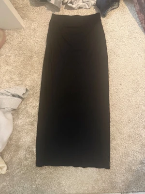 En fin svart kjol - Säljer denna lång kjolen då den inte kommer till användning 