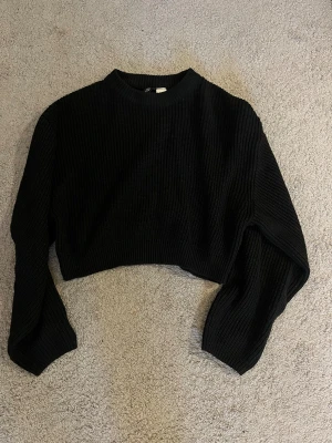 Stickad tröja  - Jättefin svart stickad tröja från H&M. Använd men fint skick 