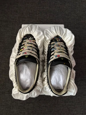 Maison GATS - As feta maison margiela skor, använda men använda försiktigt!😃 Paintspalten är egen gjord men självaste skorna är äkta!! När man har t,ex jeans över tänker man inge på färgen. Säljer pågrund av storlek☺️ skorna är t,ex en perfekt julklapp nu när de närmar sig!!! de ba skriva för fler frågor och bilder