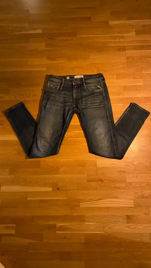 🔥 SNYGGA REPLAY ANBASS SLIM JEANS! W32 L34 🔥 - Säljer ett par Replay Anbass – Slim Fit jeans 👖✨ Mörkblå, stilrena och superbekväma med lätt stretch. Sitter snyggt utan att bli för tajta och funkar till allt 💙 Knappt använda och i nyskick! ⭐️  Storlek: W32 L34  Perfekta jeans för dig som vill ha kvalitet, stil och nästan helt nya byxor till ett bra pris! 💥