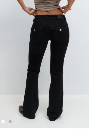 Svarta bootcut jeans från Gina Tricot - Säljer dessa svarta low waist bootcut jeansen från Gina Tricot, modell Perfect Jeans. Nypris 499kr🫶🏻