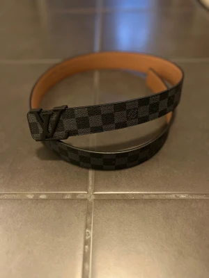 Svart bälte - Snyggt svart bälte helt nytt