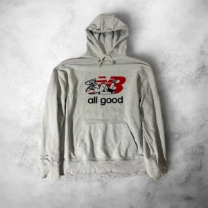 Grå hoodie New Balance x Sebacuri strl L - 📏 Storlek L  ✅ Fint skick – inga fläckar eller hål  🚭🐶 Från rök- och djurfritt hem  📦 Skickas samma dag eller dagen efter