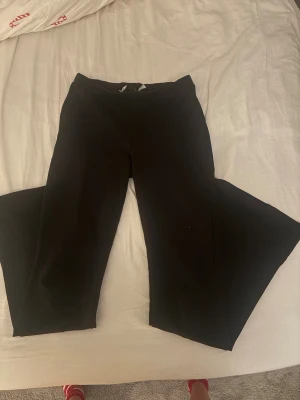 Kostymbyxor - Säljer dessa sjukt snygga kostymbyxor från lager 157.  Säljer pågrund av att de har blivit för korta. Byxorna har extremt snygga detaljer på låren.
