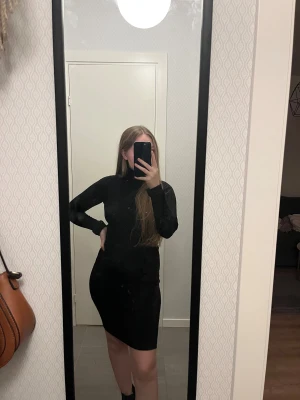 Ribbstickad midiklänning - Super snygg midiklänning som är ribbstickad och framhäver ens kroppsform. Har en halvt polokrage. Skulle säga att den är rätt så normal i storleken men något liten också så kan ev passa xxs med. Jätte fint skick!