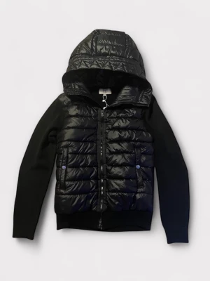 EE Cardigan jacka med luva - Hooded cardigan jacket ifrån oss på Elegance Essentials. En jättefin cardigan med jätte bra kvalite! Finns i storlekarna XS, S och M! Hör av dig om du har några frågor, angående t.ex vilken storlek du ska ha! 