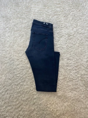 Svarta Dondup ”slim fit” - Skick 9/10, Inga defekter. Storlek 34 Modell Ritchie vilket är slimfit. Gåva ingår vid köp!