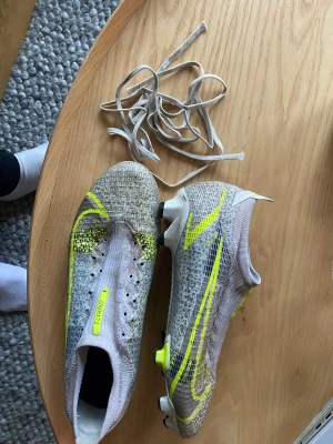 Nike fotbollskor  PRO  - Säljer mina Nike PRO fotbollskor,  retro i gul grå färg. Snöre skickas med. Perfekt för dig som vill sticka ut på fotbollsplanen.