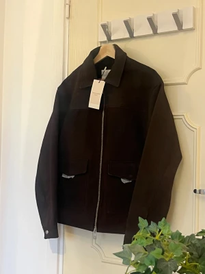 Brun Skinnjacka / Läderjacka - Helt ny och 100% läder. Nypris är 2845. Skriv gärna ifall du har någon fråga😊