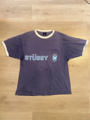 Vintage Stussy tshirt - Lite slitage vid kragen, se bilder! Sitter som en L.