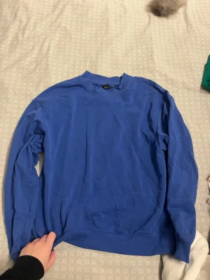 Blå tröja  - Blå vanlig tröja 