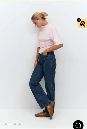 Ljusrosa omlottopp med öppen rygg - Supersöt ljusrosa topp med korta ärmar och croppad passform. Toppen har omlottdetalj med knyt i ryggen och en snygg öppen rygg. Perfekt för dig som gillar en trendig och feminin stil. Mjuk och skön i bomullsmix.