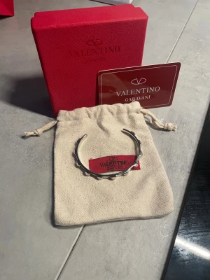 Valentino armband !!! - Säljer mitt riktigt snygga valentino armband då jag är in need av pengar, de är extremt unik och boxen och den påsen följer med, snälla köp köp köp !!❤️❤️