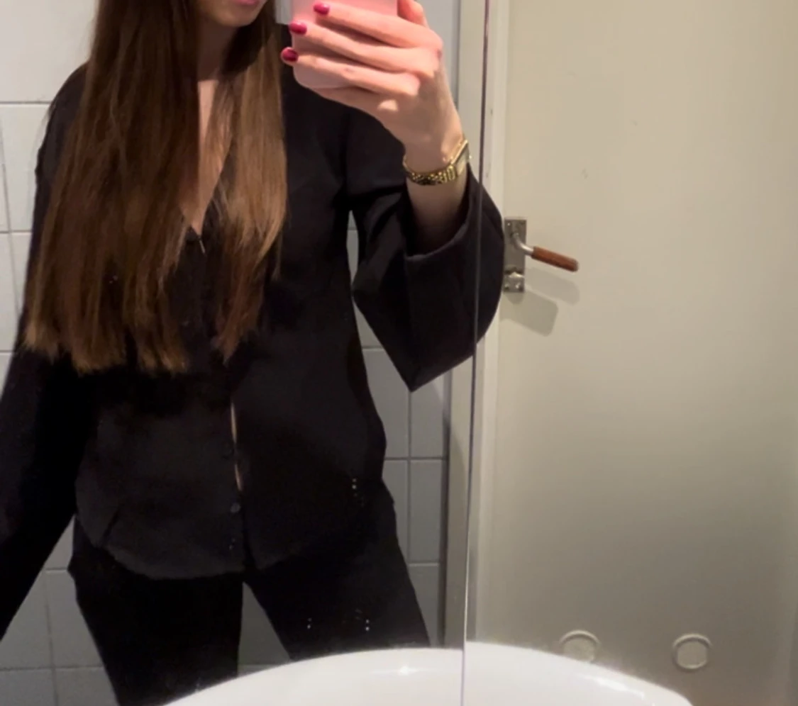 Svart blus med knappar från Nelly - 1